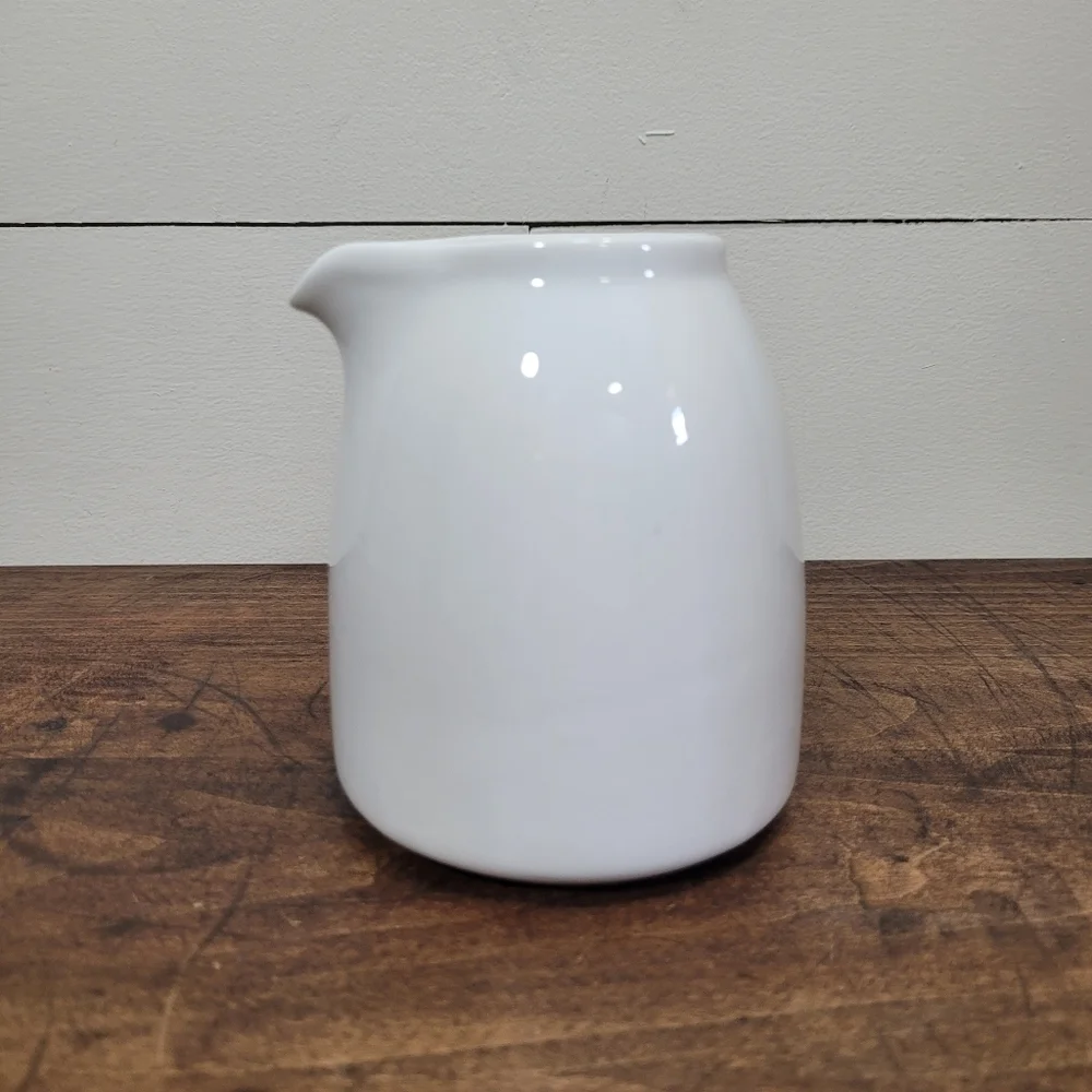 EUC Crate&Barrel White Ceramic Creamer w/out Handle